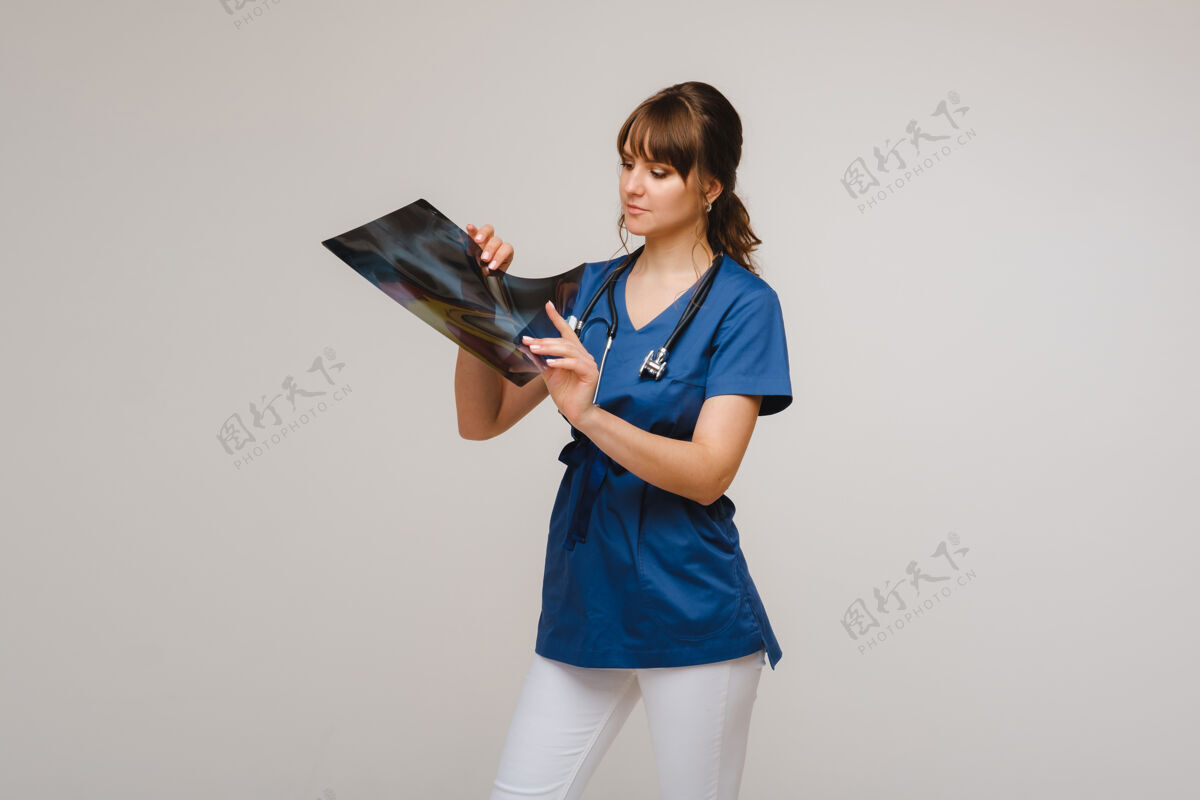 问题一位黑发女医生正在看x光片电影护士护理