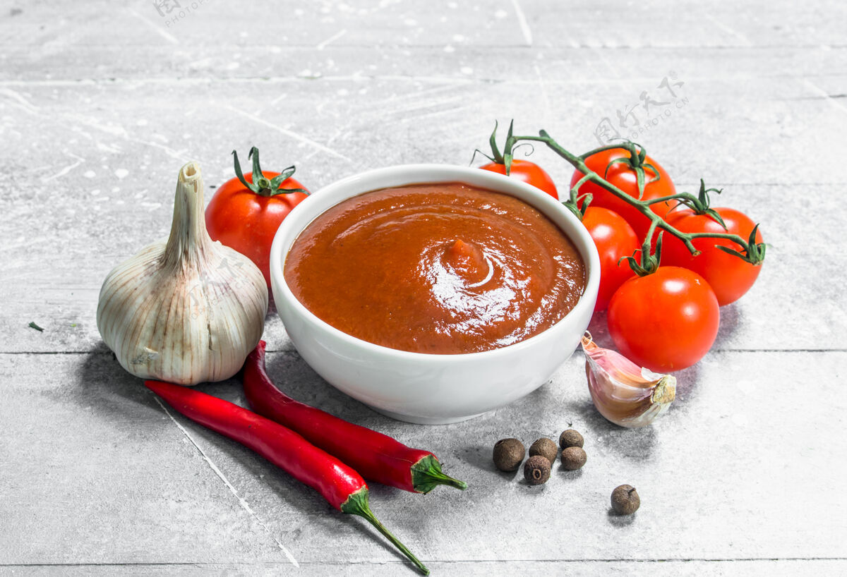 香料番茄酱放在碗里 加辣椒和大蒜素食美食蔬菜