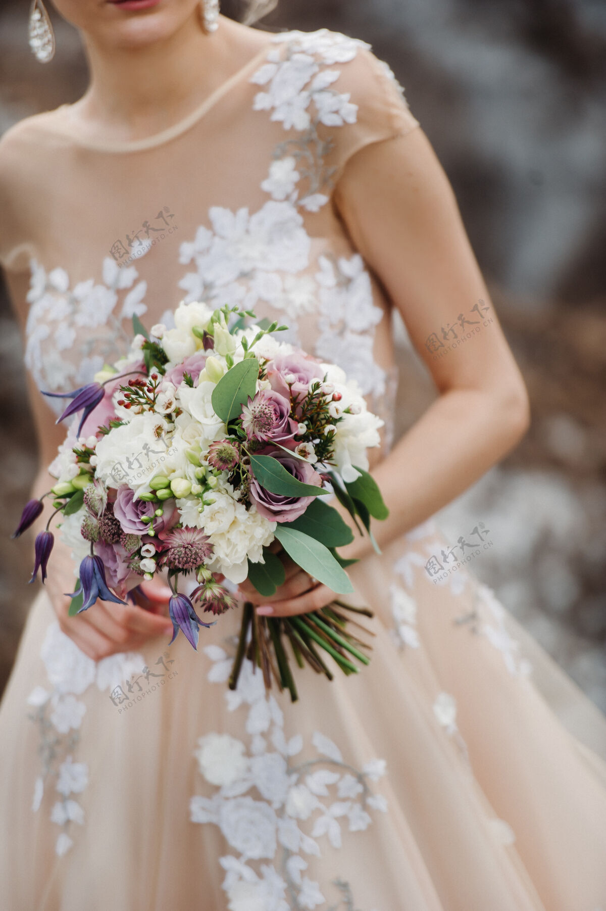 自然婚礼花束与牡丹在新娘的手中下早上好新娘的名字牡丹优雅焦点