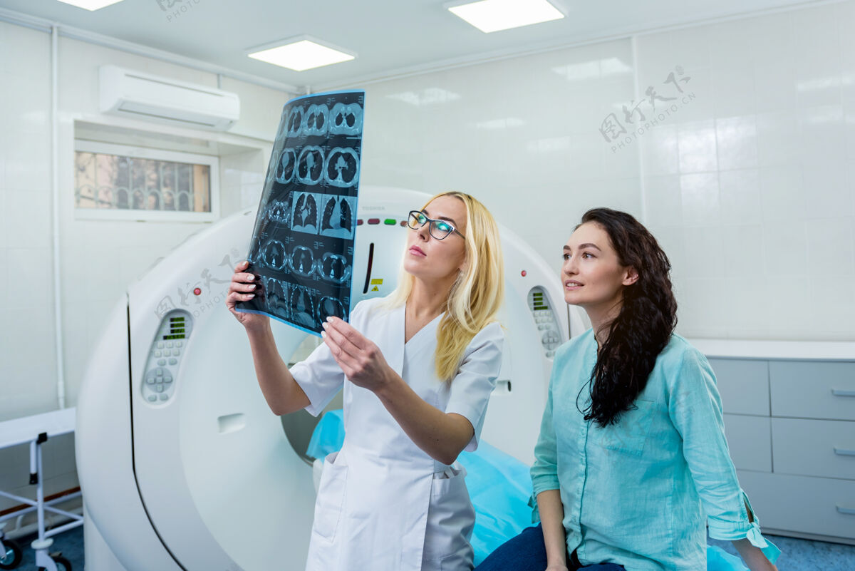 计算机放射科医生和一个女病人一起检查ct扫描临床Mri医疗保健