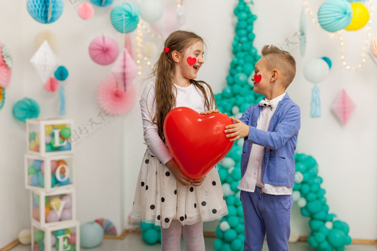 乐趣一对红心可爱的孩子气球情人节 sdayandloveconcept 摄影棚拍摄人男孩幼儿园