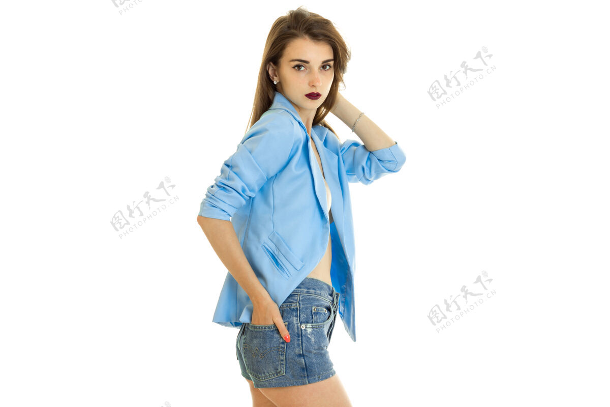 肖像穿着蓝色夹克 没有内裤的美女隔离在白色衣服上女人身体魅力