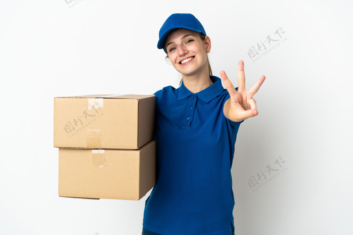 成功被隔离在白色背景上的年轻女送货员高兴地用手指数着三个盒子女孩手