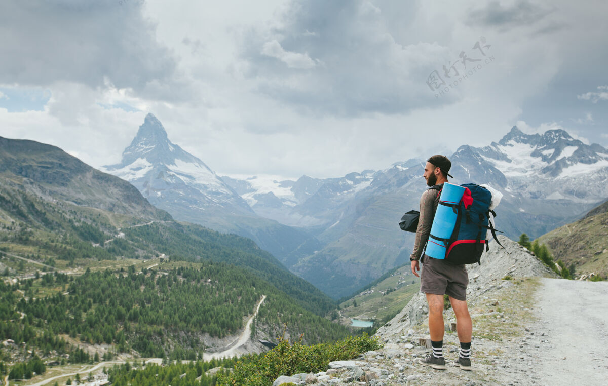 游客在瑞士泽马特市地区 一名男子在夏天徒步前往马特洪山徒步旅行攀岩小径