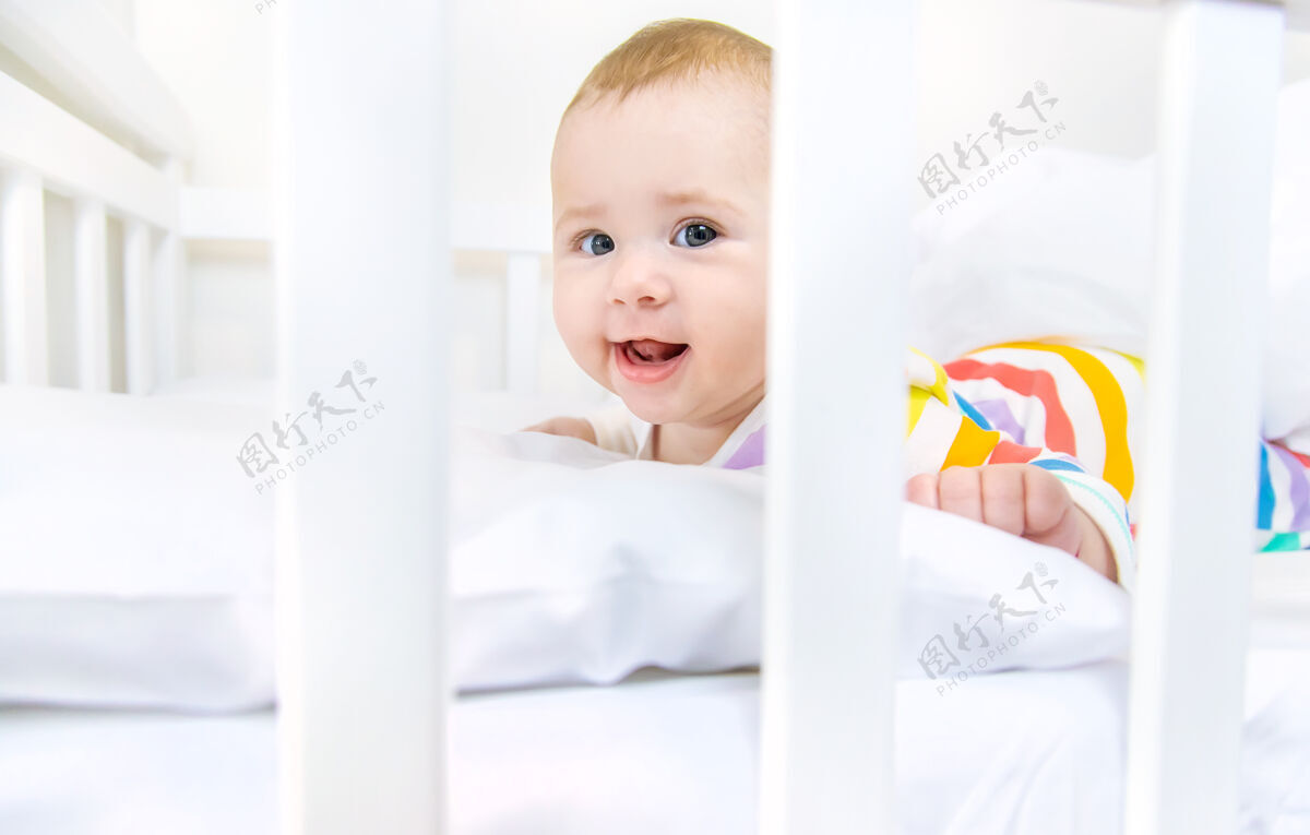 幼儿婴儿床里的婴儿上床睡觉了躺着婴儿卧室
