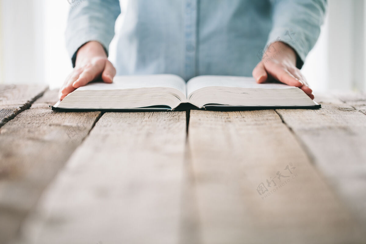 老年双手翻过圣经的一页关系基督手