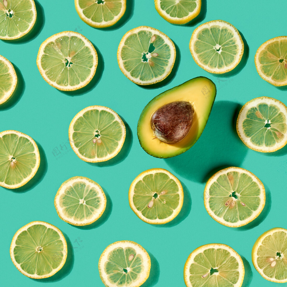 景观夏季水果柑橘柠檬片 半个鳄梨 浅绿色阴影背景.概念健康饮食指南食品.顶部查看未加工有机生食品