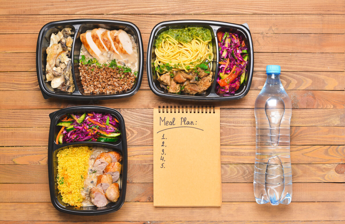 饮食装有健康食品 瓶装水和木制餐盘的容器不同体重菜单
