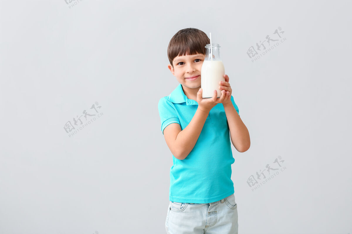 美味灯上有牛奶的小男孩可爱瓶子有机