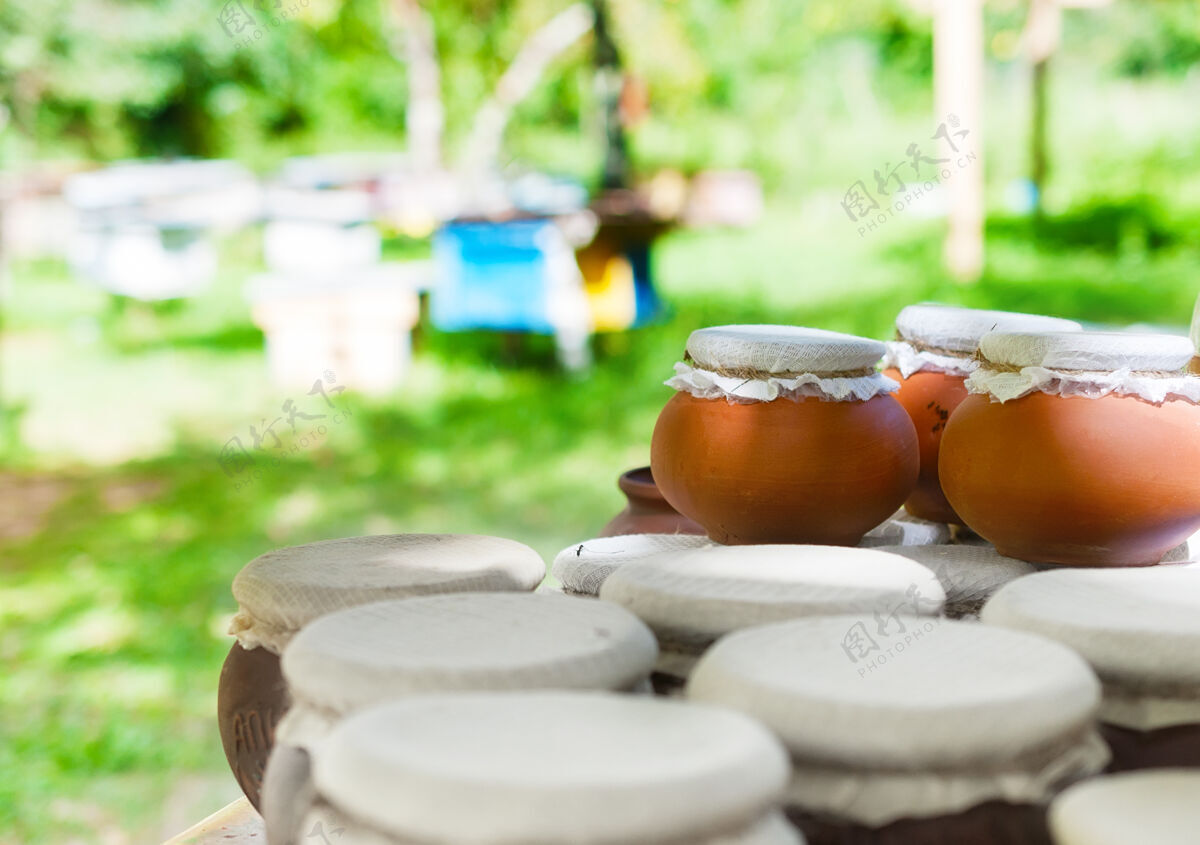 罐在养蜂场用粘土罐装蜂蜜充分重复文化