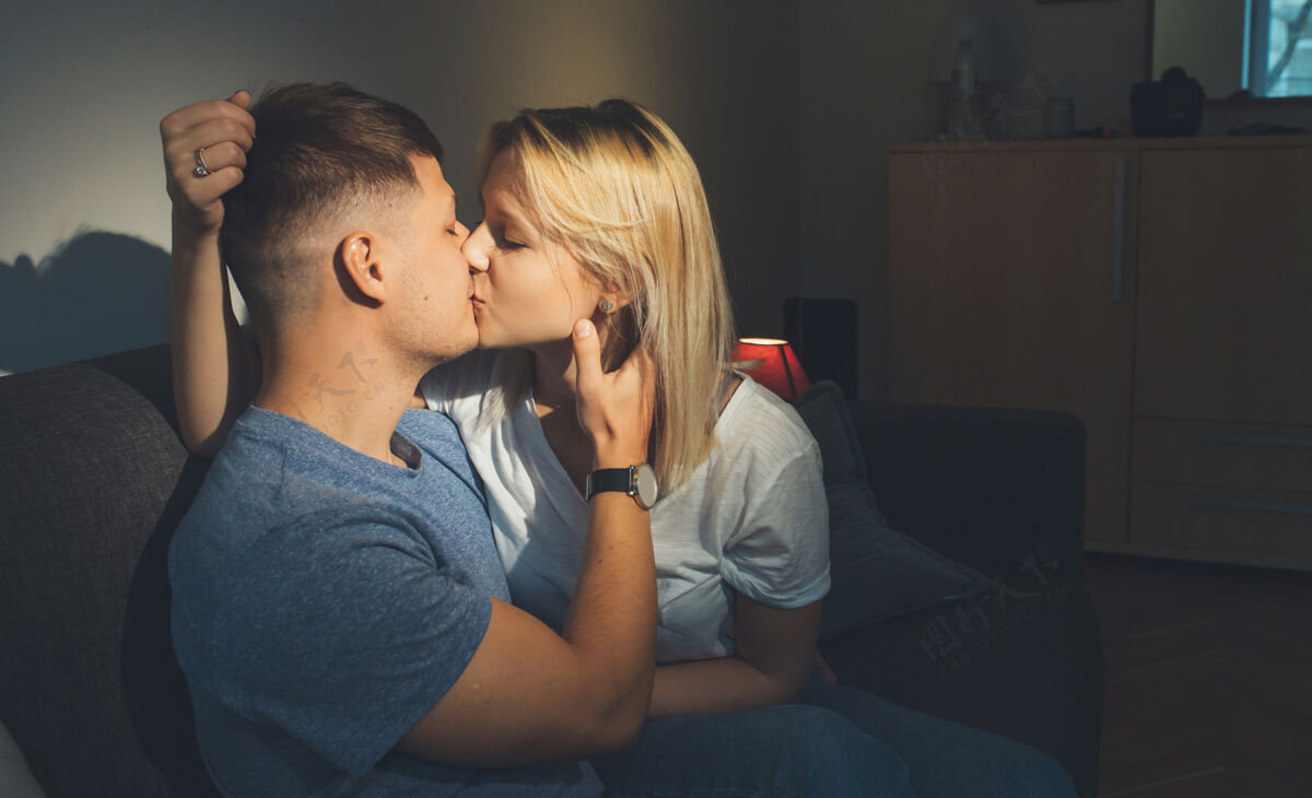住所一对白种人在沙发上亲吻拥抱的特写照片关系亲吻住所