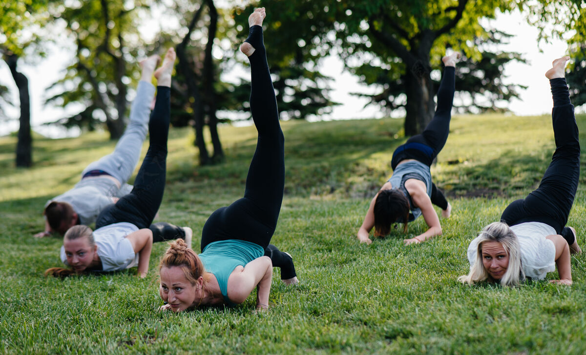 活动日落时分 一群人在公园里做瑜伽活跃美丽健康
