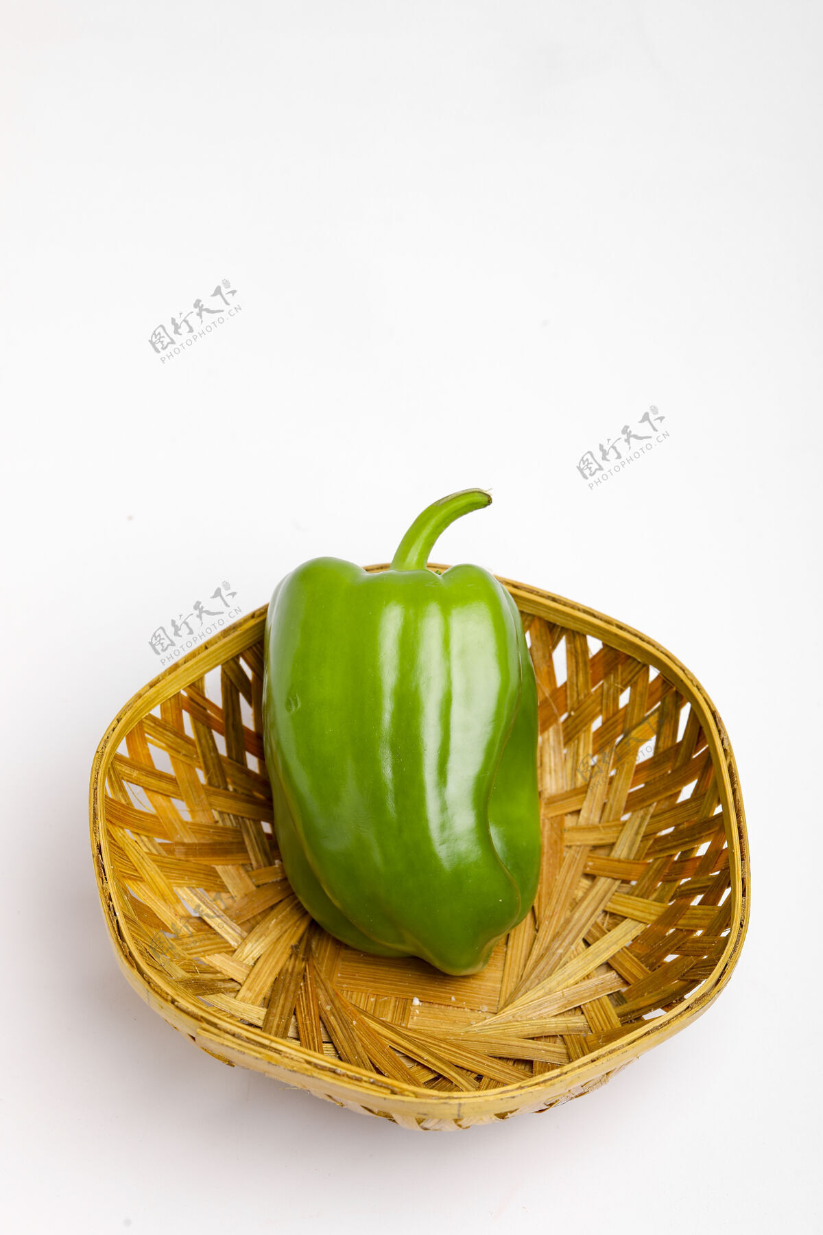 装饰新鲜的青椒（辣椒）在白色的表面单一健康配料