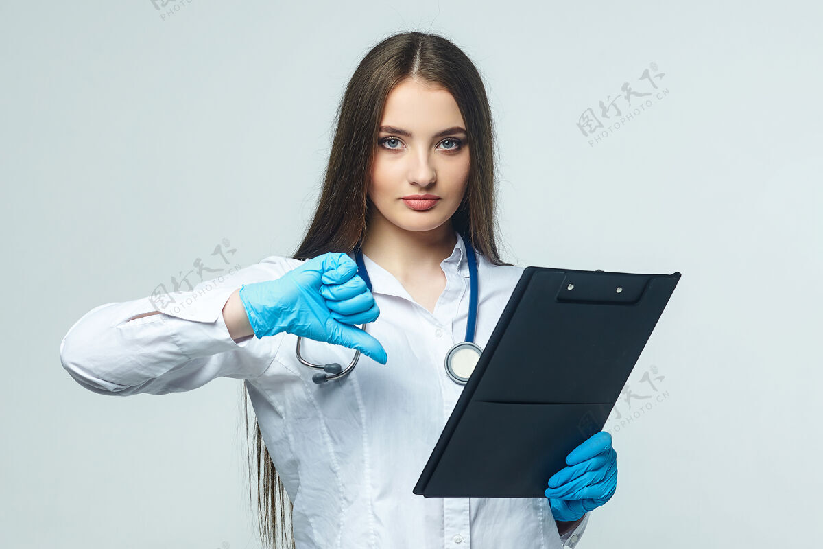 医生年轻女孩医生竖起大拇指大流行呆在家里安全
