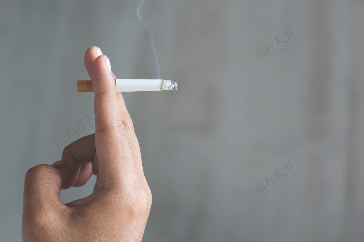 戒烟一个手里拿着烟的男人 黑乎乎的运动庄稼香烟