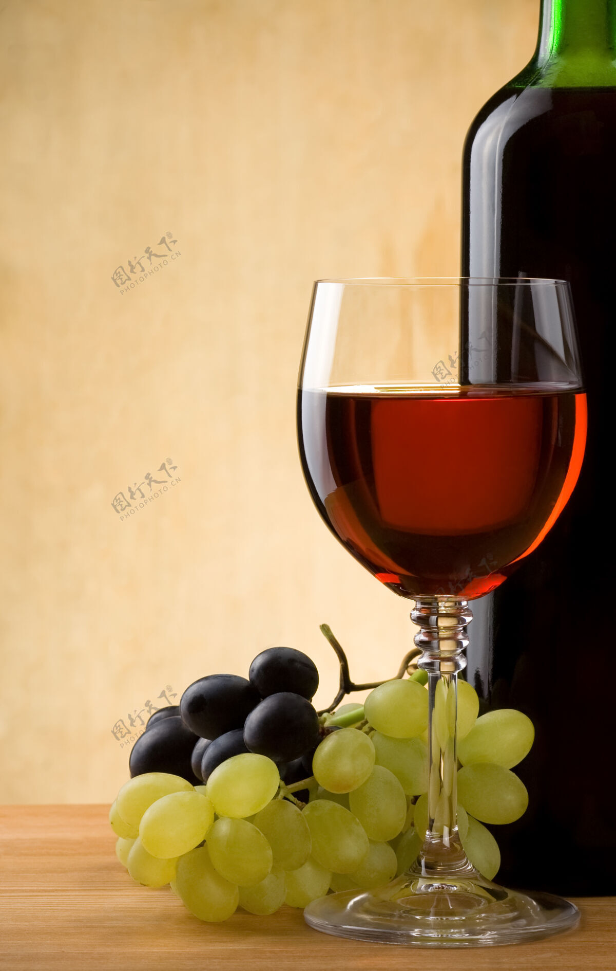 杯子一杯红酒 一瓶葡萄木瓶葡萄酒桌子葡萄