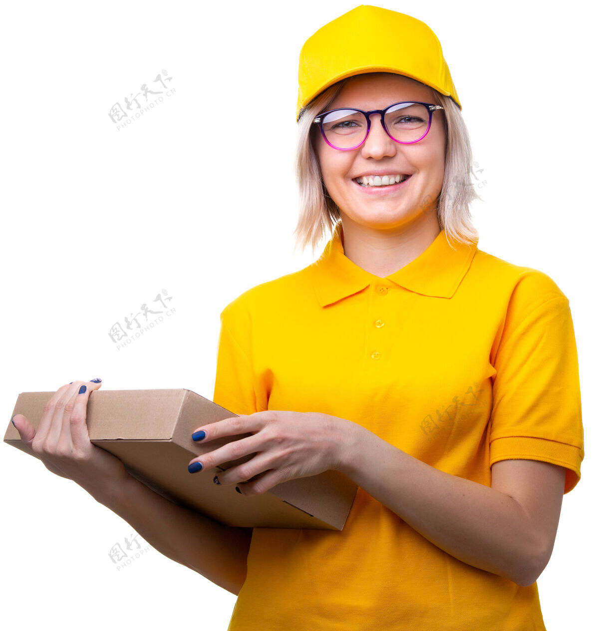交付年轻的金发女信使戴着眼镜和黄色t恤 手里拿着白色的盒子家伙帽子送货