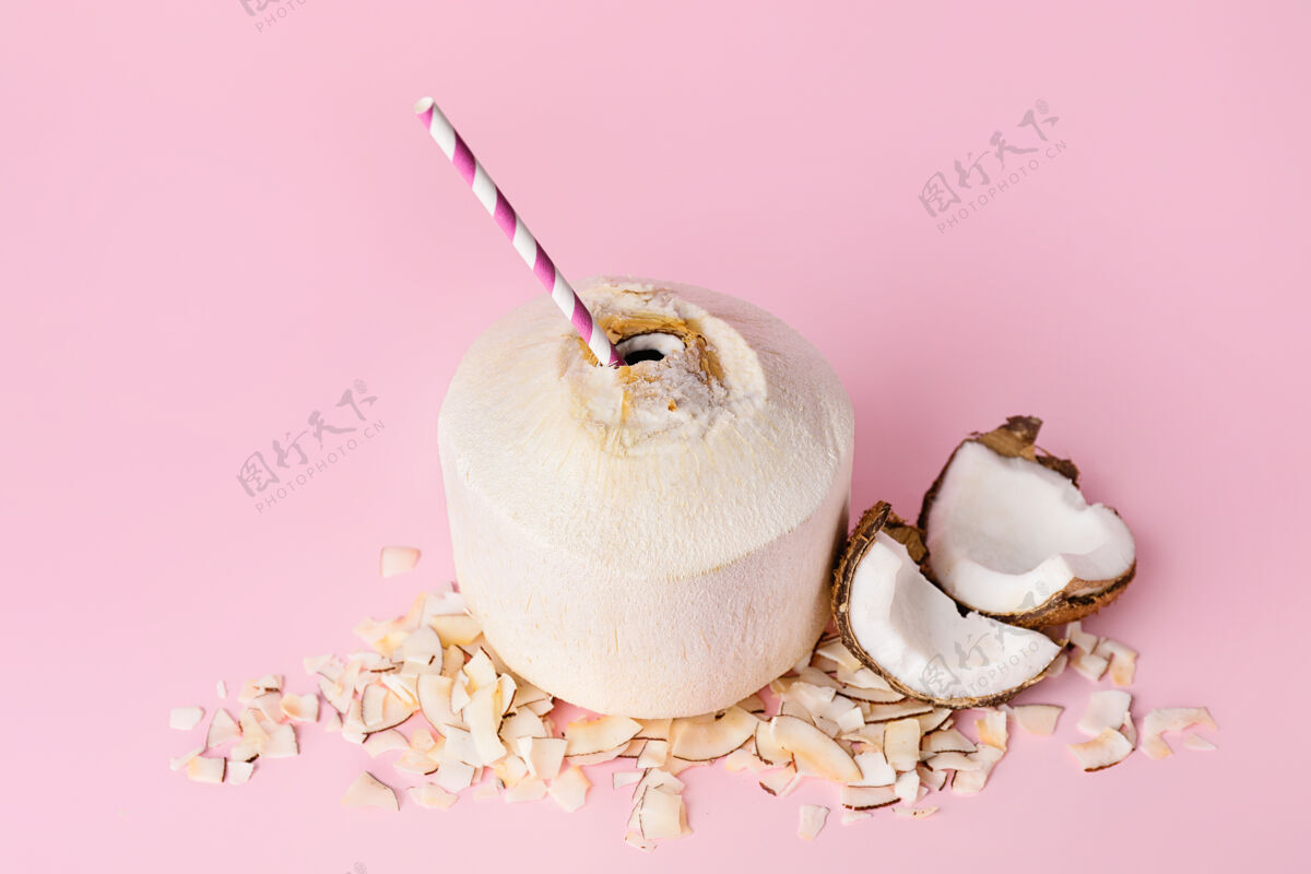 椰子嫩椰子和稻草的颜色维生素饮料排毒
