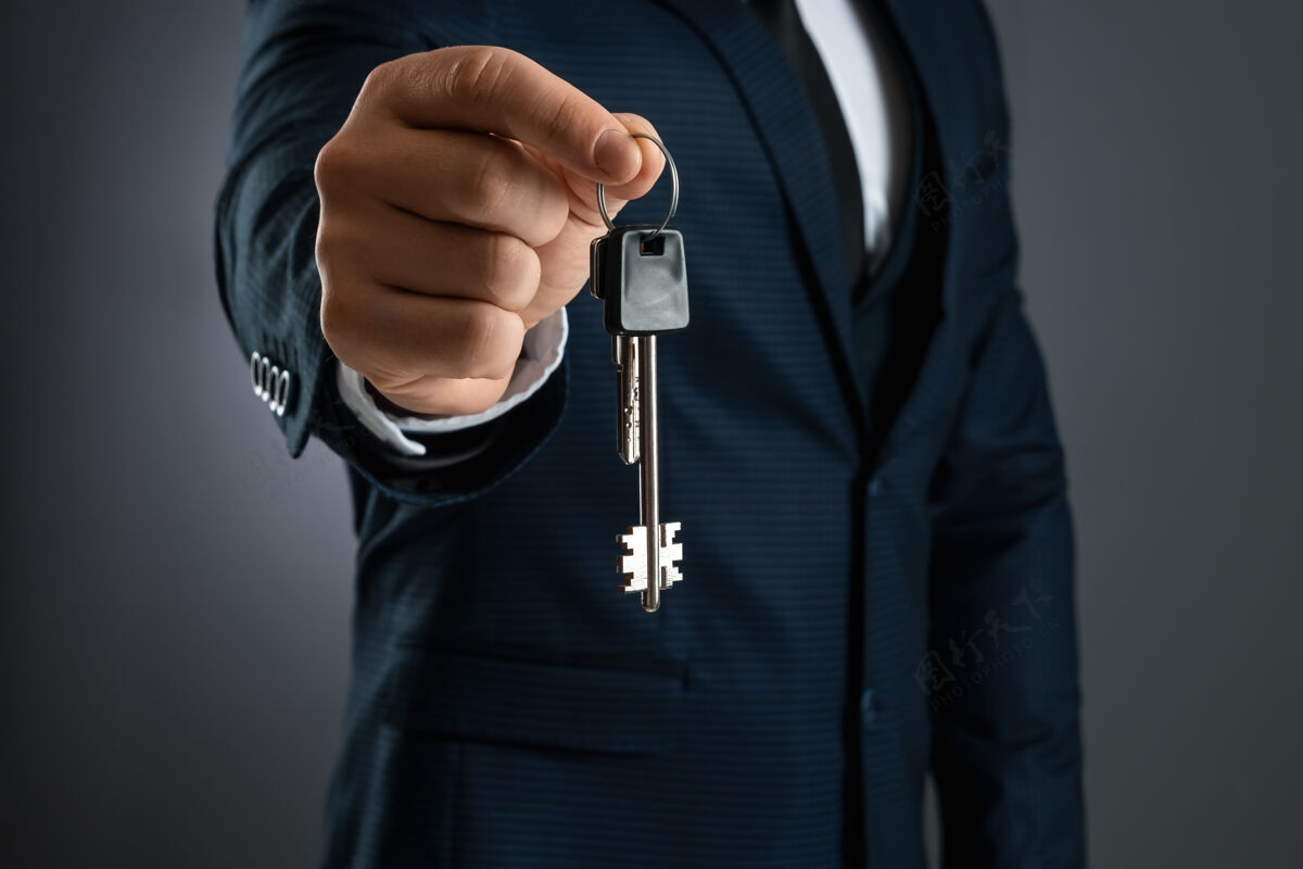 协议一个穿西装的男人把钥匙放在他的口袋里手房地产经纪人的概念 抵押 你的房子 房子贷款.副本空间控股访问安全