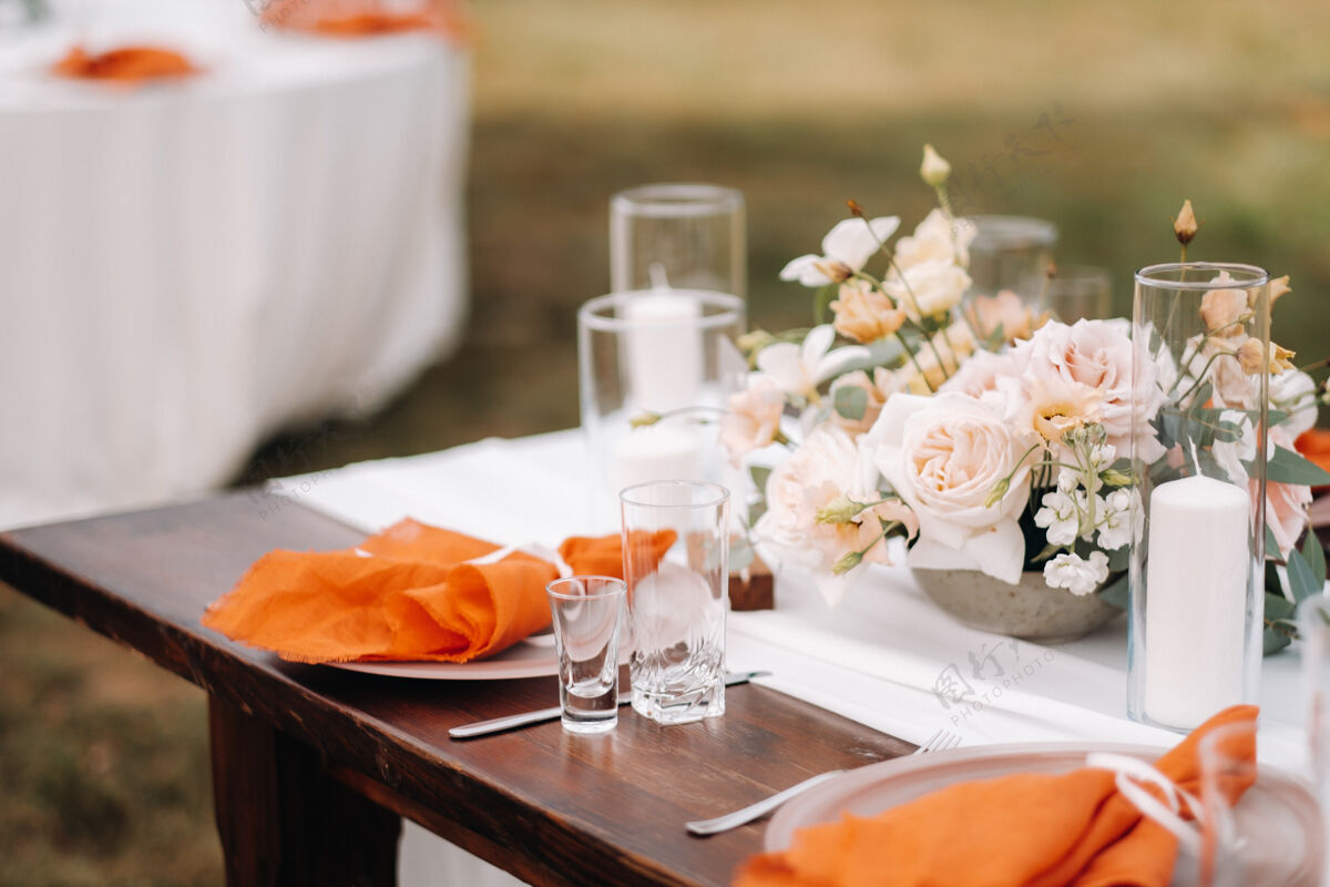 餐厅婚宴桌上有鲜花装饰 餐桌装饰银器花卉豪华
