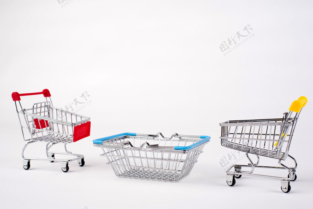 杂货店空杂货店购物独立购物车在白色背景上折扣超市车轮