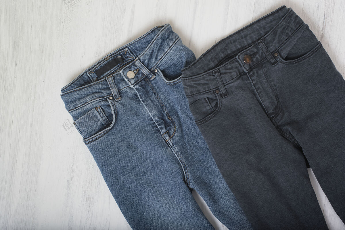东西木制蓝色和灰色牛仔裤背景时尚概念合成铺设套装