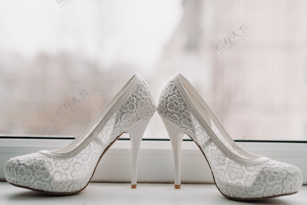 婚礼优雅的白色蕾丝新娘婚纱鞋衣服庆典装饰