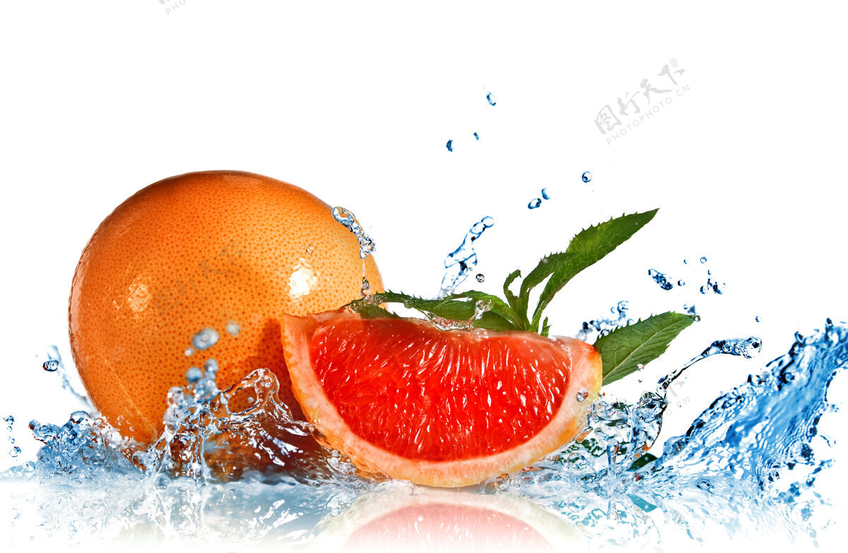 新鲜水溅在葡萄柚上 薄荷隔离在白色上吃柑橘健康
