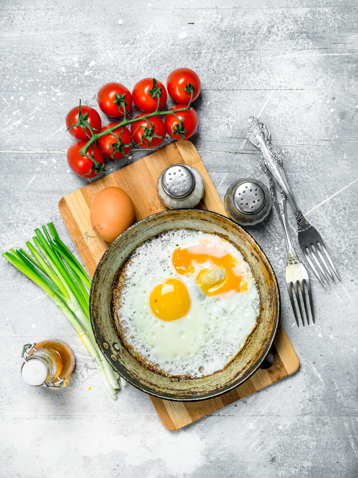 食物在平底锅里煎鸡蛋 加西红柿和葱健康白色饮食