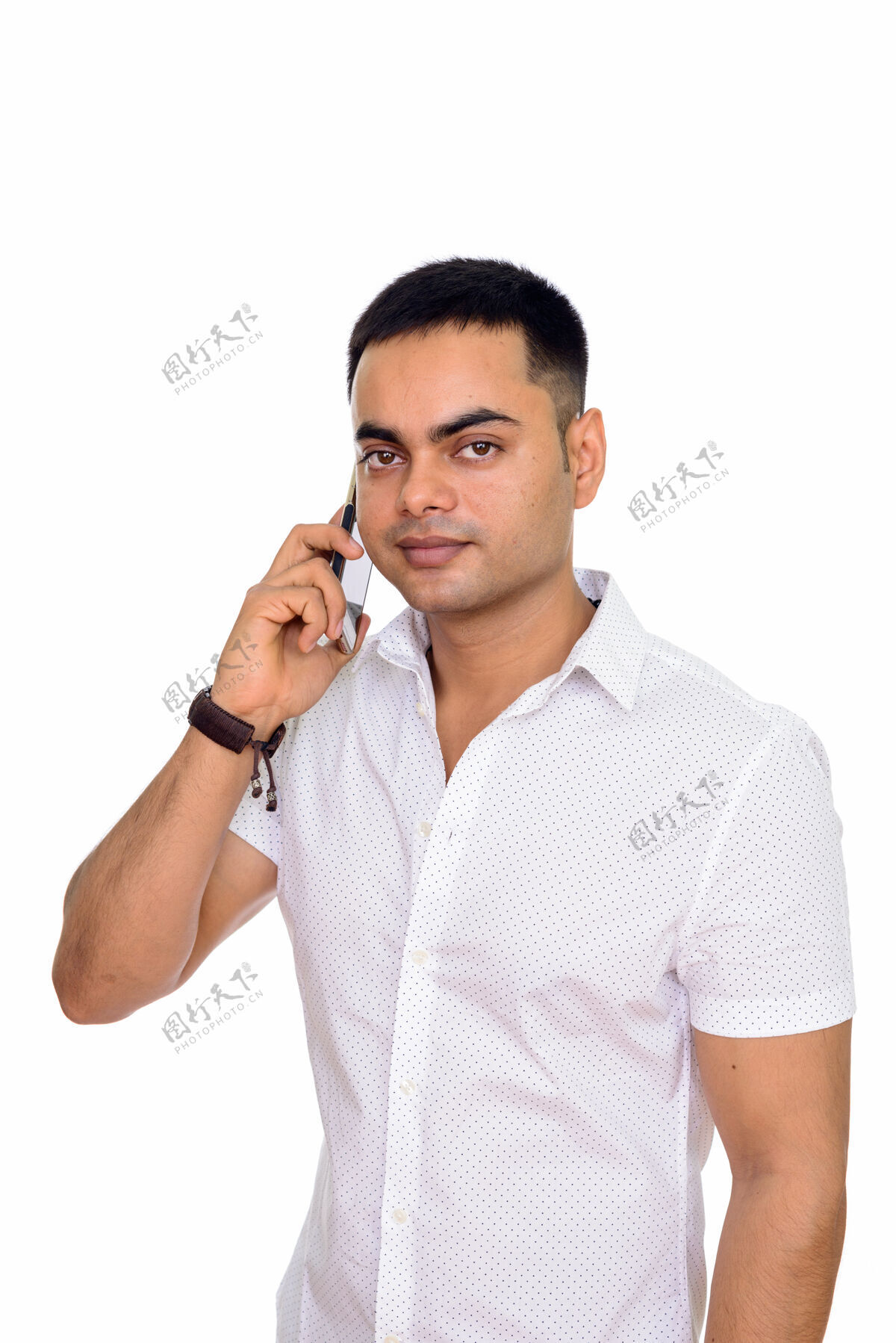 电话年轻英俊的印度男人用手机交谈 与空白隔绝印度男性通信