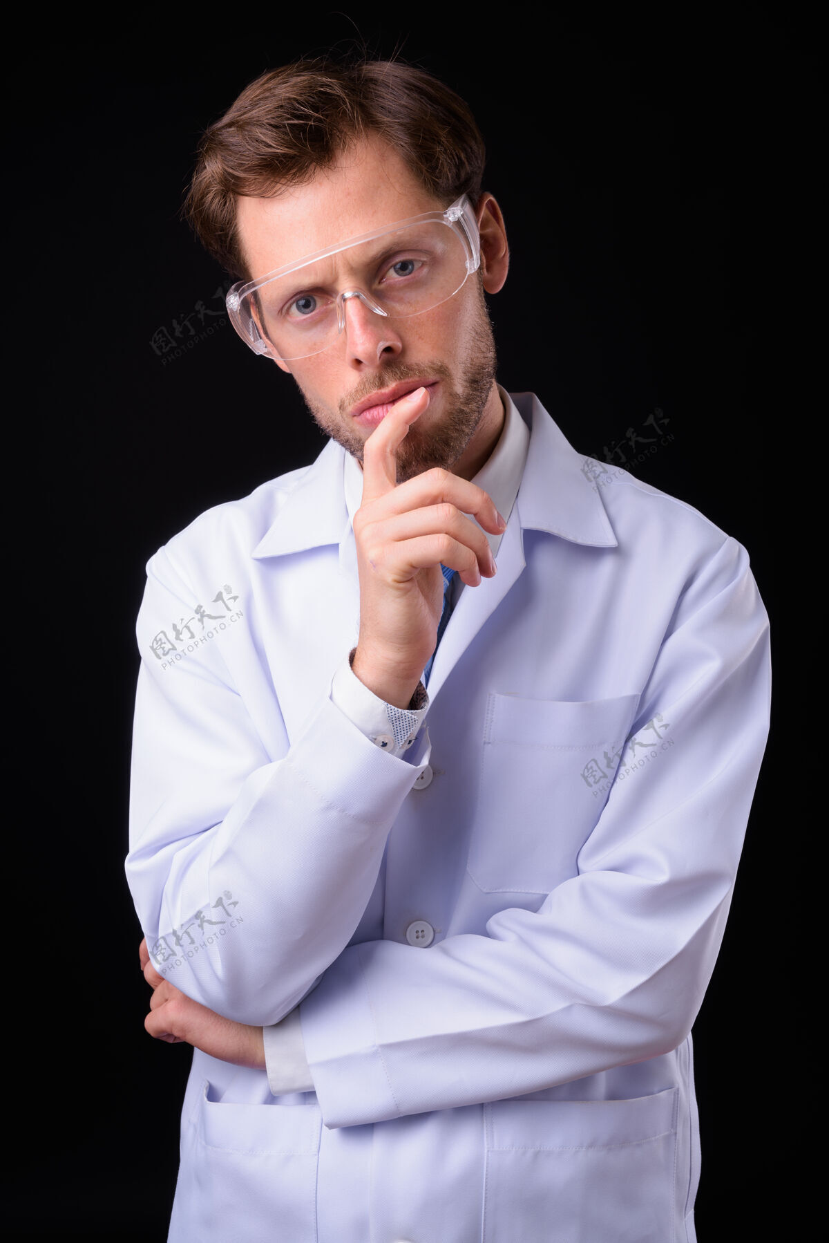 法国人大胡子帅哥医生当科学家戴防护眼镜防黑空间护理30岁保护
