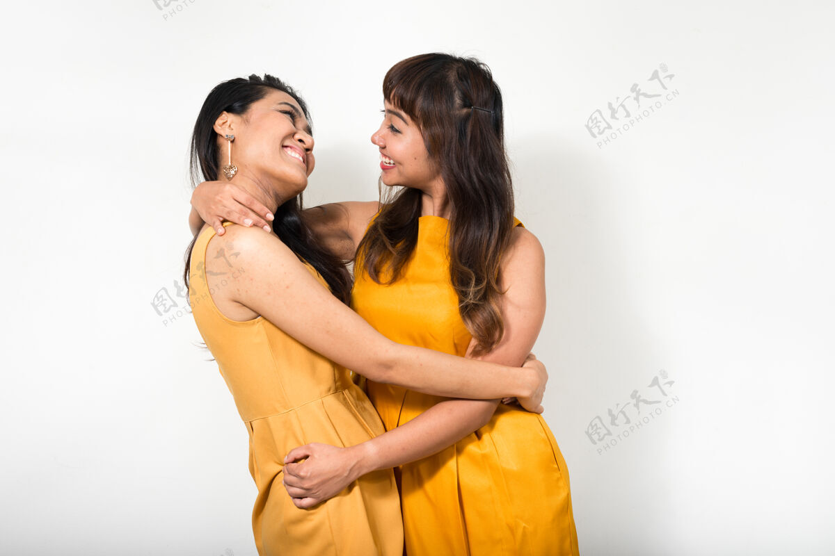 女性两个年轻的亚洲女人一起对抗白色空间泰国友谊镜头
