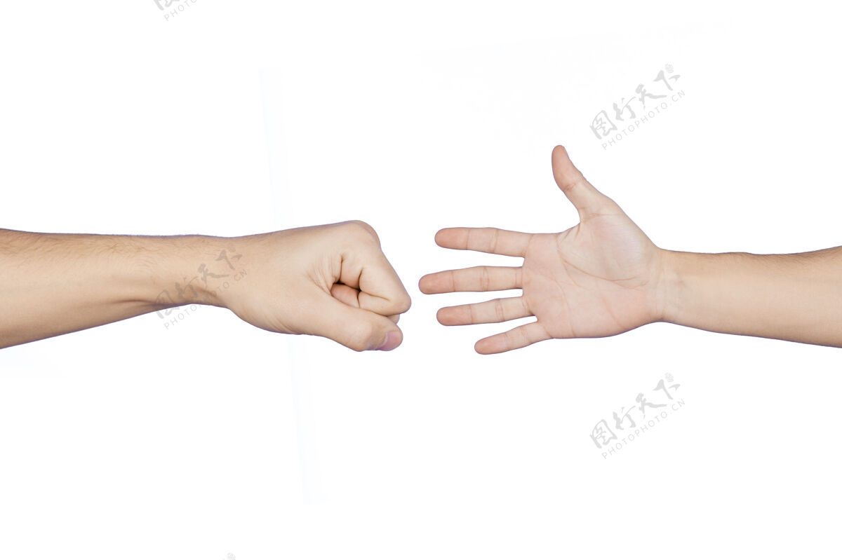 手指高加索男人的拳头对着高加索男人的手掌 玩石头布或剪刀手掌男人手