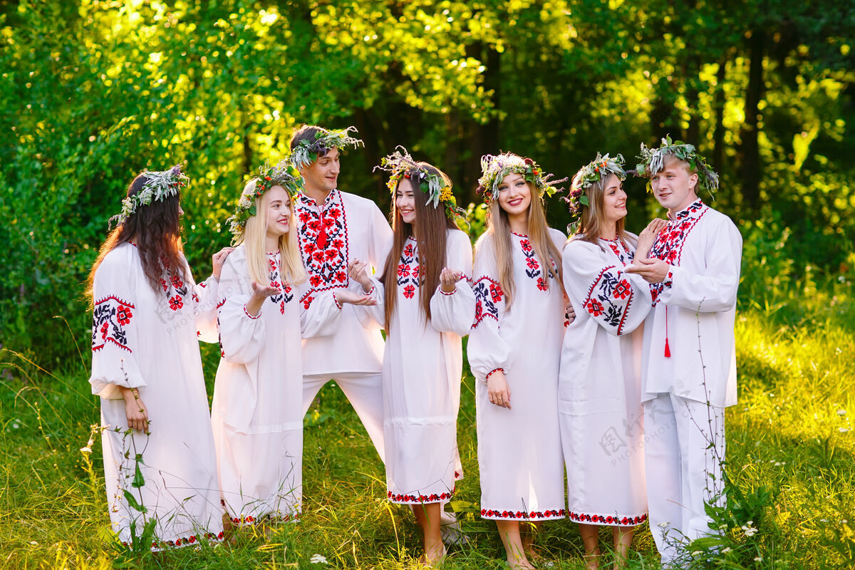 青年仲夏一群年轻的斯拉夫人出现在仲夏庆典上乌克兰美丽民间