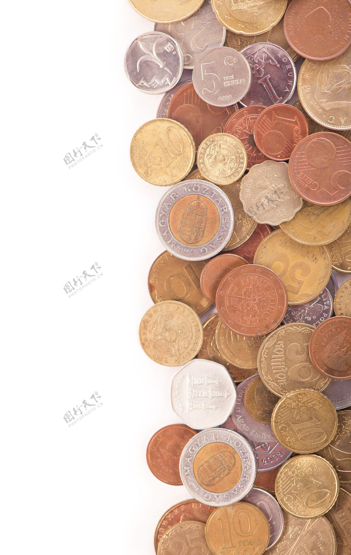 硬币白色背景上不同国家的硬币金融交换欧元