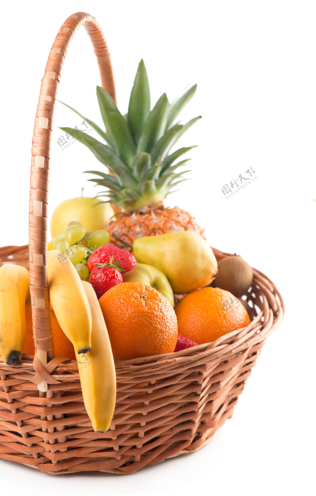 配料在白色的背景下 篮子里放着新鲜的水果食物素食柳条