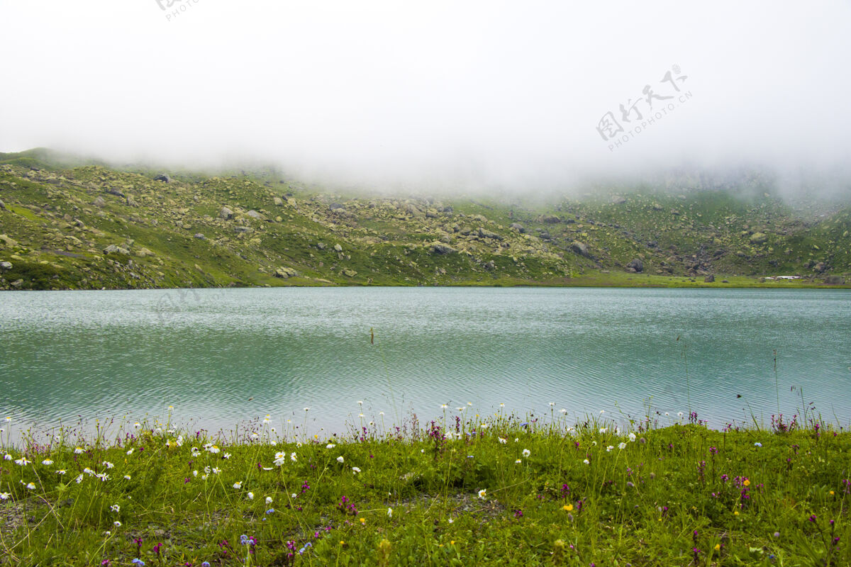 全景山湖和雾 雾湖 惊人的景观和阿尔卑斯湖奥赫罗茨卡利在斯瓦内蒂的看法环境湖雾
