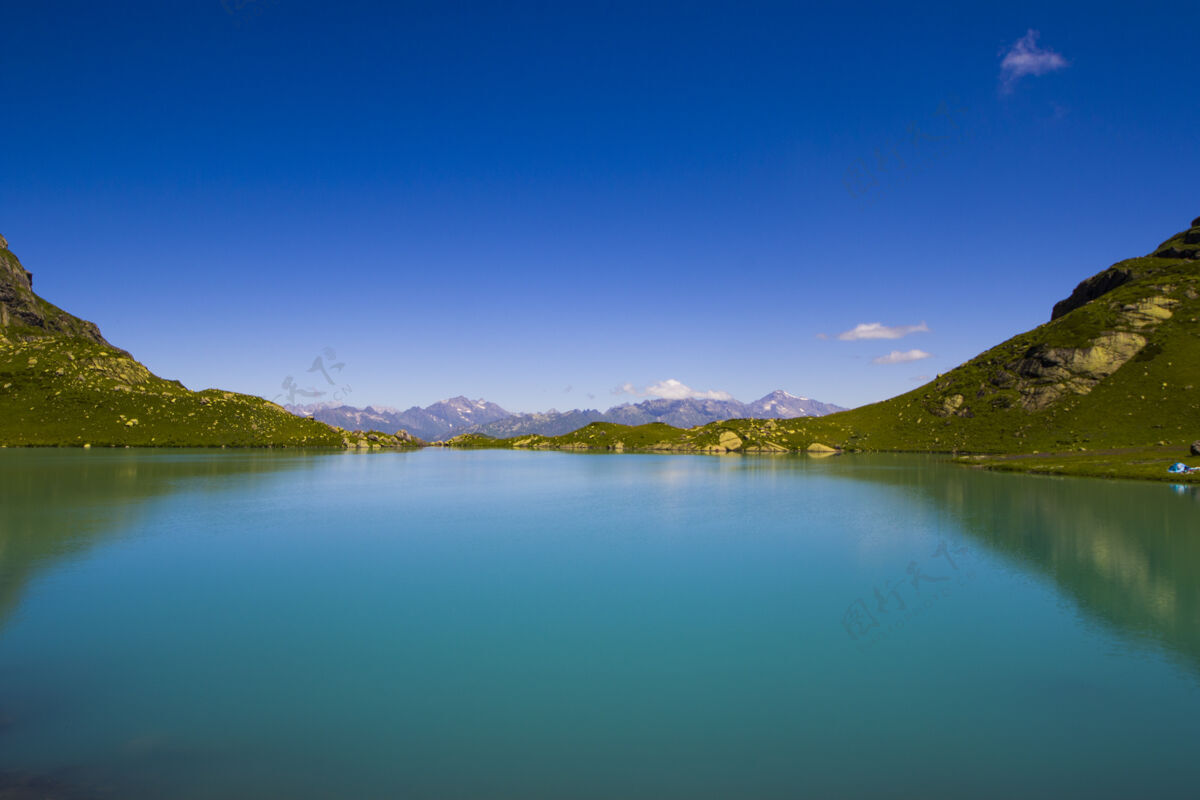 自然高山湖泊景观和景观 蓝色美丽和惊人的湖泊全景美丽水户外