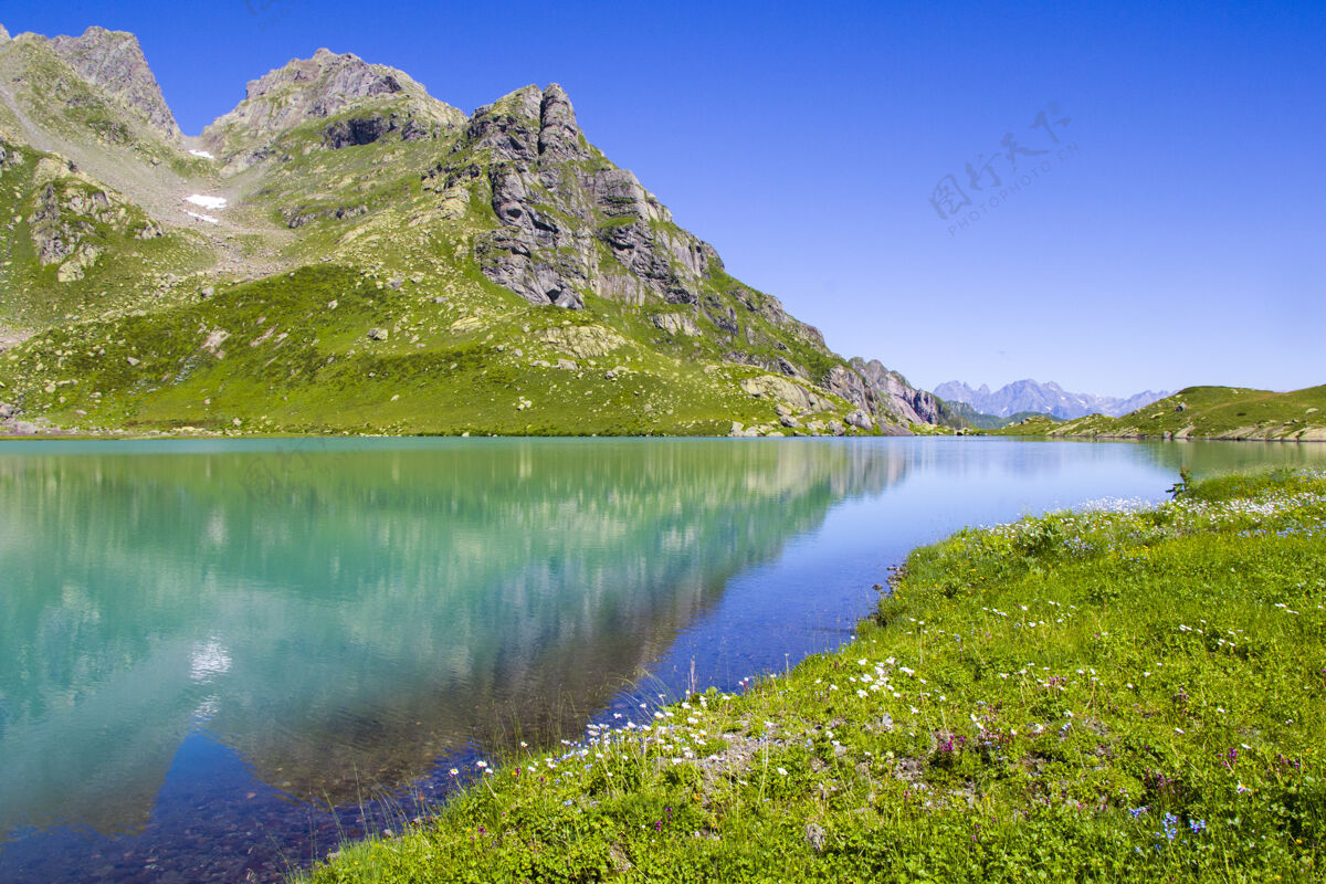 海岸高山湖泊景观和景观 蓝色美丽和惊人的湖泊全景白天天空景色