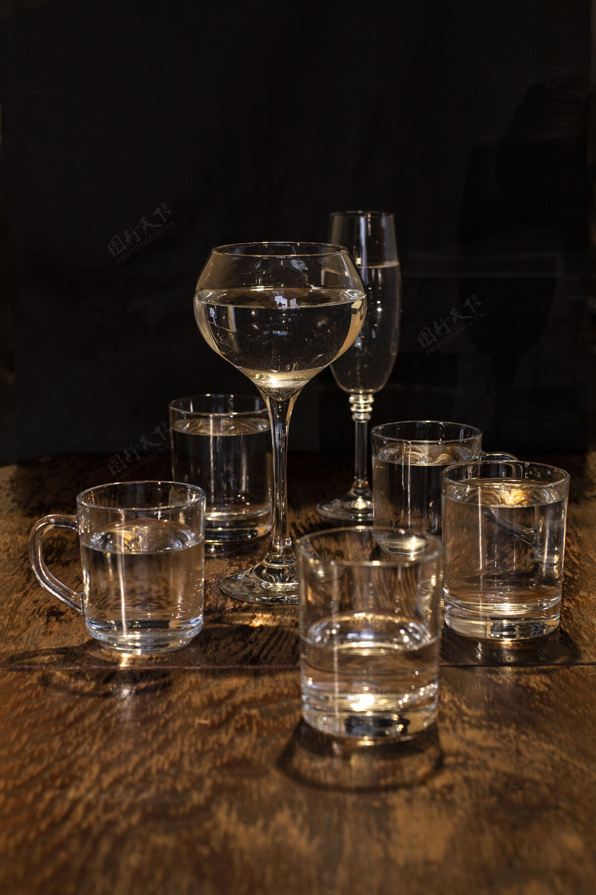干净盘子 放在木桌上 各种玻璃杯里装着饮料新鲜餐具饮食