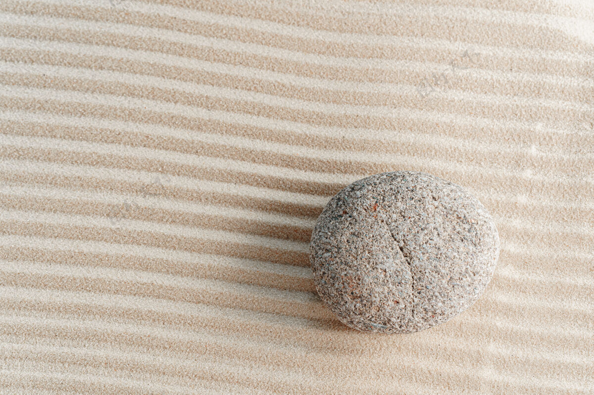 简单沙子上的石头 日本禅宗花园日本花园佛教岩石