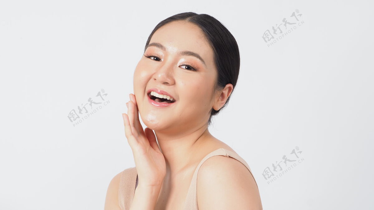 优雅美容护肤concept.young公司亚洲女性美容美脸化妆护肤化妆品 显示自然健康柔软 坚定和永恒的面部皮肤年轻完美头部