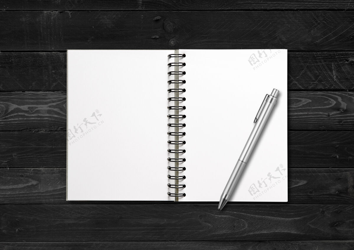 笔记本空白打开螺旋笔记本和钢笔孤立的黑木背景背景空白空间钢笔