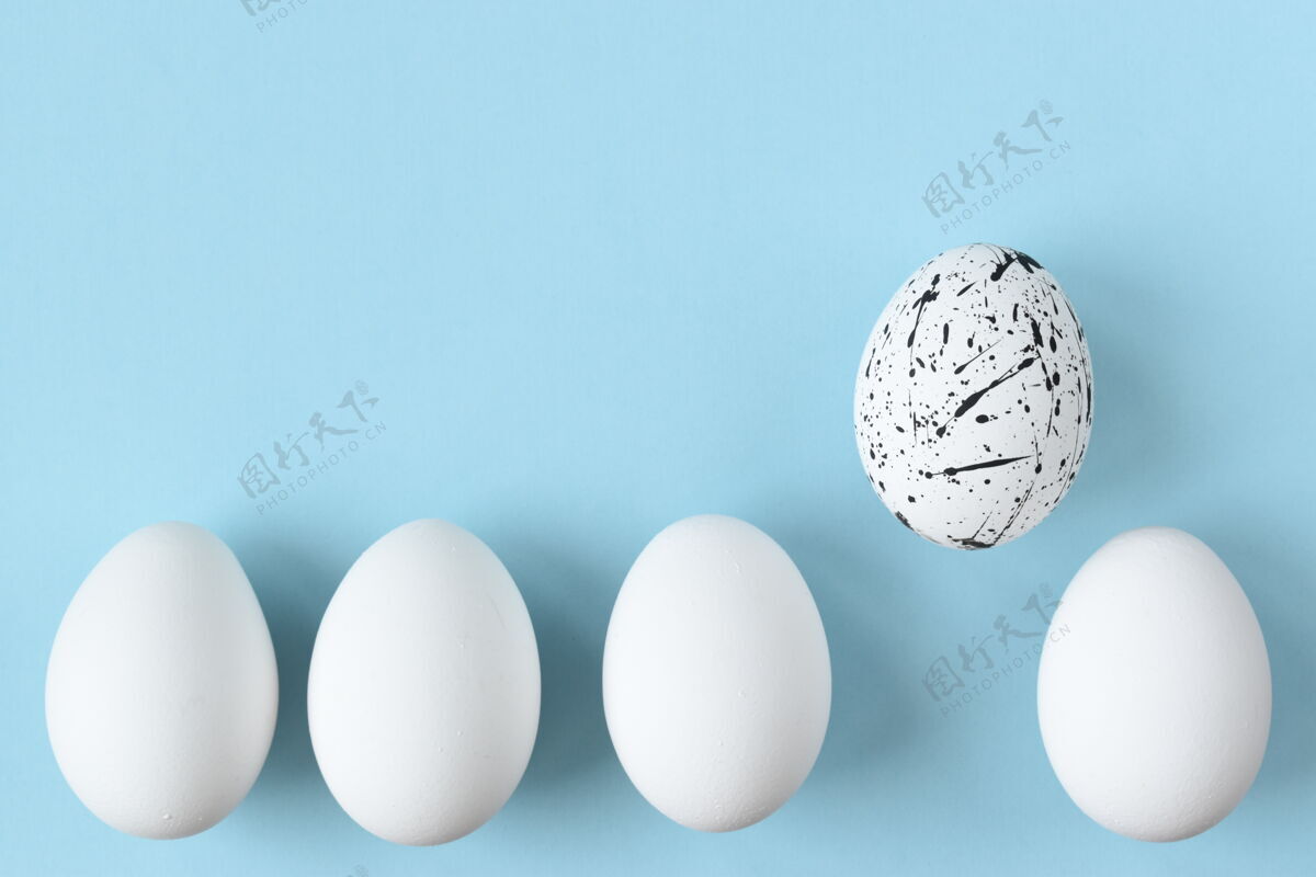 春天鸡蛋第四排白鸡蛋和一个有斑点的白色彩蛋传统