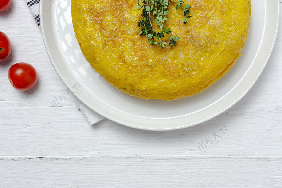 开胃菜自制西班牙煎蛋卷鸡蛋传统的西班牙菜美食典型煎蛋卷