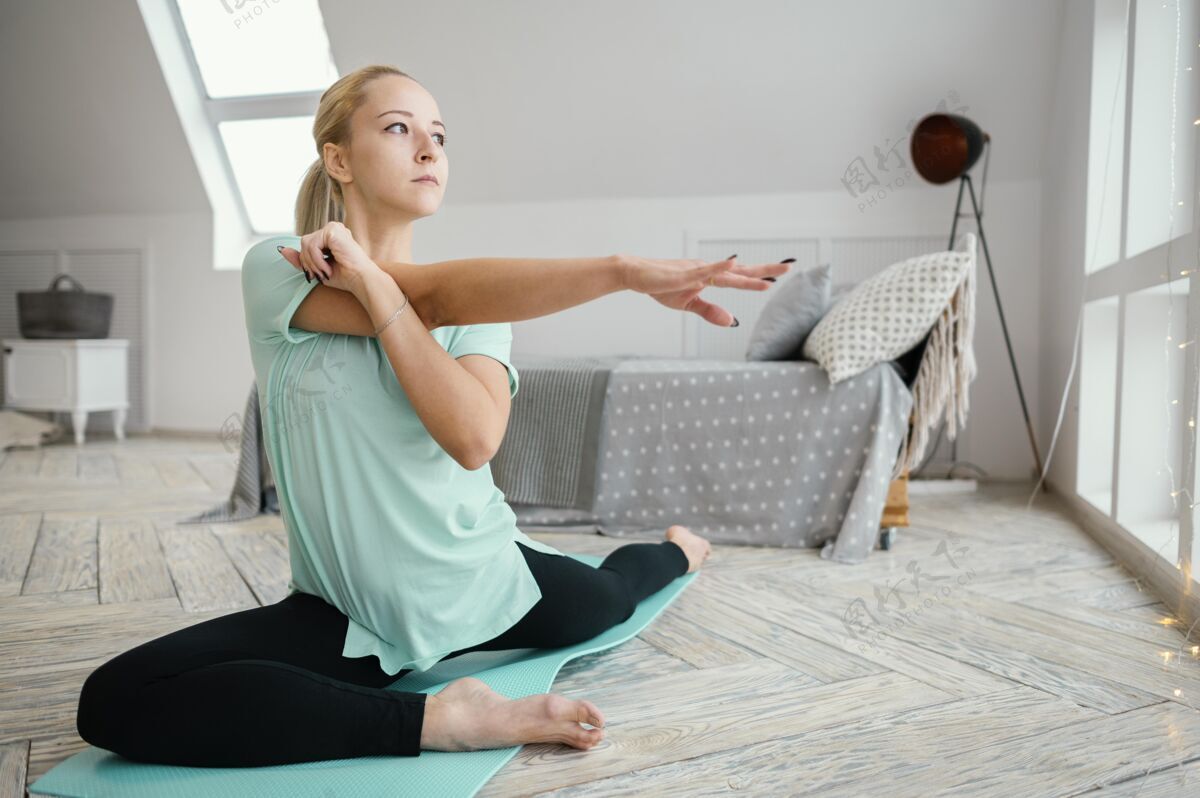 室内女人在垫子上冥想房子瑜伽垫瑜伽