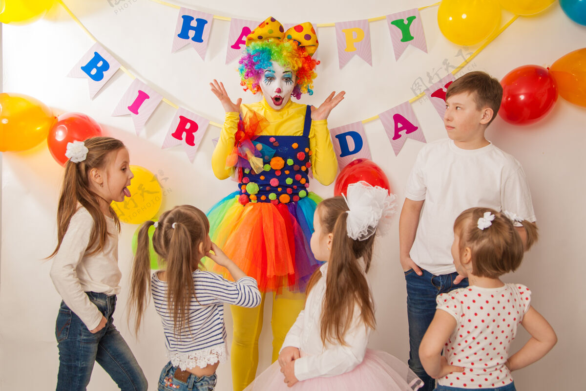 脸画快乐的情感小丑和孩子们一起度假马戏团情感小丑化妆
