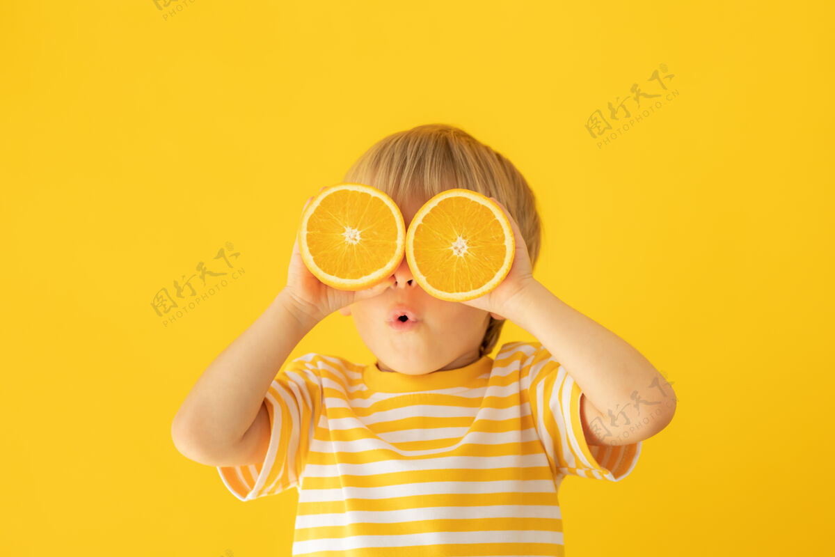 食物快乐的孩子抱着橘子健康衬衫搞笑
