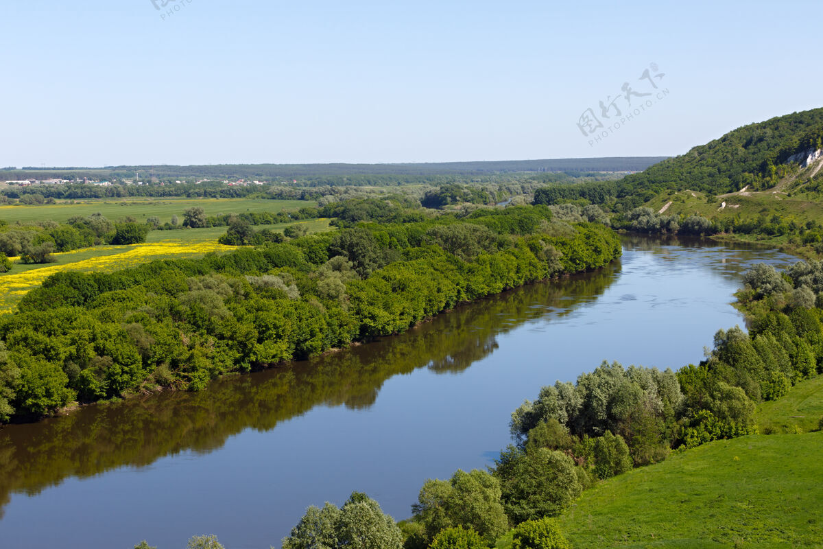 白天俄罗斯中部唐河流域的风景河流风景草地