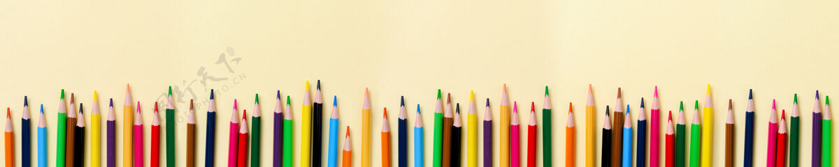 橡皮擦黄色纸面上五颜六色的木制铅笔学校铅笔小学
